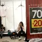 Sebuah papan diskon dipajang saat midnight sale di gerai Debenhams, Senayan City, Jakarta, Sabtu (30/12). PT Mitra Adiperkasa Tbk (MAP) menutup gerai Debenhams dengan diskon besar-besaran di akhir tahun 2017. (Liputan6.com/Fery Pradolo)