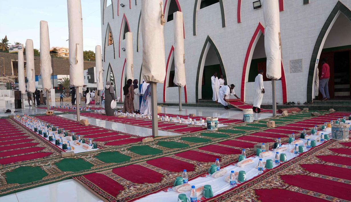 Suasana Ramadan di Dakar, Senegal, sangat kental dengan kegiatan komunitas muslim, seperti salat berjamaah, pembacaan Al-Quran, hingga berbuka puasa bersama di masjid yang tersebar di berbagai sudut kota. Tampak dalam foto, umat Muslim bersiap untuk iftar, yaitu berbuka puasa selama bulan suci Ramadan di Dakar, Senegal, Kamis, 5 Maret 2026. (AP Photo/Misper Apawu)