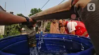 Bantuan air bersih oleh PMI Kabupaten Tangerang dilakukan setelah proses pendataan wilayah yang paling terdampak. (Liputan6.com/Angga Yuniar)