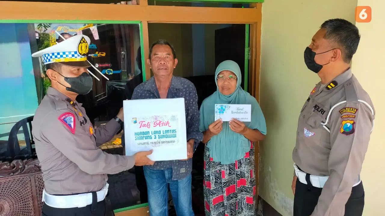 Kanit Gakum Satlantas Polresta Banyuwangi, menyerahkan tali asih ke Keluarha korban laka maut Sukowidi Banyuwangi Kadir Abdullah (Hermawan Arifianto/Liputan6.com)