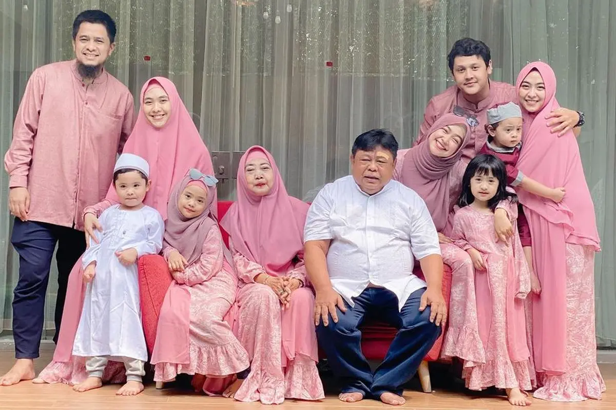 7 Momen Kenangan Oki Setiana Dewi dan Ria Ricis Bersama Sang Ayah Sebelum Meninggal