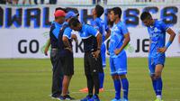 Para pemain PSCS tertunduk lesu seusai ditahan Persibat 0-0 di Stadion Wijayakusuma, Cilacap, Rabu (3/5/2017). (Bola.com/Robby Firly)