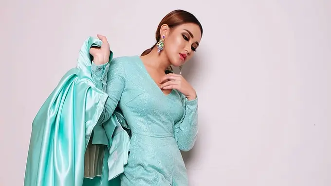 Gaya Mempesona Ayu Ting Ting dengan Gaya Retro dalam Sesi Pemotretan