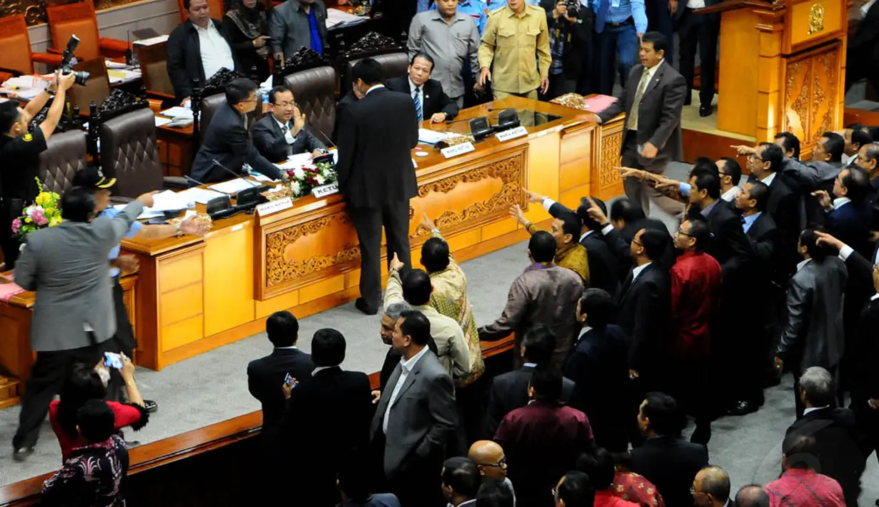 Perdebatan di dalam sidang paripurna pun menjadi tak terkendali, Jakarta, (25/9/14). (Liputan6.com/Andrian M Tunay)