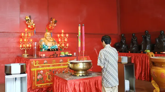 Sambut Imlek, Umat Khonghucu Beribadah di Kelenteng Petak Sembilan