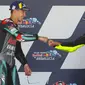 Fabio Quartararo dan Valentino Rossi merayakan kemenangan di atas podium usai menjuarai MotoGP Andalusia di Sirkuit Jerez, Minggu (26/7/2020). Fabio Quartararo berhasil finis pertama dengan catatan waktu 41 menit 22,666 detik. (AP Photo/David Clares)