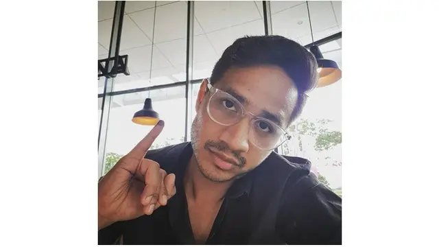artis tiru gaya nicholas