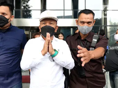 Pelaksana Tugas/Plt Bupati Kepulauan Meranti, Asmar (tengah) berjalan meninggalkan Gedung Merah Putih Komisi Pemberantasan Korupsi (KPK) Jakarta, Senin (29/5/2023). (Liputan6.com/Helmi Fithriansyah)