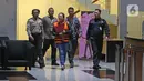 Asisten Komisioner KPU Wahyu Setiawan, Agustiani Tio Fridelia (tengah) usai menjalani pemeriksaan di Gedung KPK, Jakarta, Jumat (10/1/2020). KPK menahan Agustiani yang sebelumnya ditetapkan sebagai tersangka kasus suap terkait PAW anggota DPR RI periode 2019-2024. (Liputan6.com/Herman Zakharia)