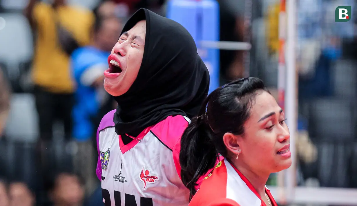 Pemain andalan Jakarta BIN, Megawati Hangestri sukses membawa timnya meraih gelar PLN Mobile Proliga 2024 setelah mengalahkan Jakarta Electric PLN 3-2 (25-21, 25-20, 22-25, 21-25 dan 17-15) di Indonesia Arena Senayan, Jakarta, Sabtu (20/7/2024) malam. Mencetak total 22 poin dalam laga final, termasuk poin terakhir yang menentukan kemenangan BIN, Megatron tampak emosional. Berikut deretan momen emosional pemain yang akan kembali bergabung dengan klub Korea Selatan, Red Sparks, usai laga. (Bola.com/Bagaskara Lazuardi)