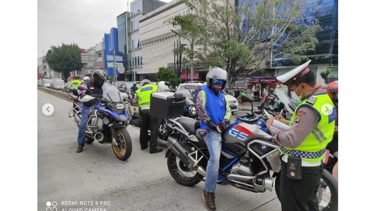 Pengendara motor gede tetap ditilang saat menggunakan jalur transjakarta (TMC Polda Metro)