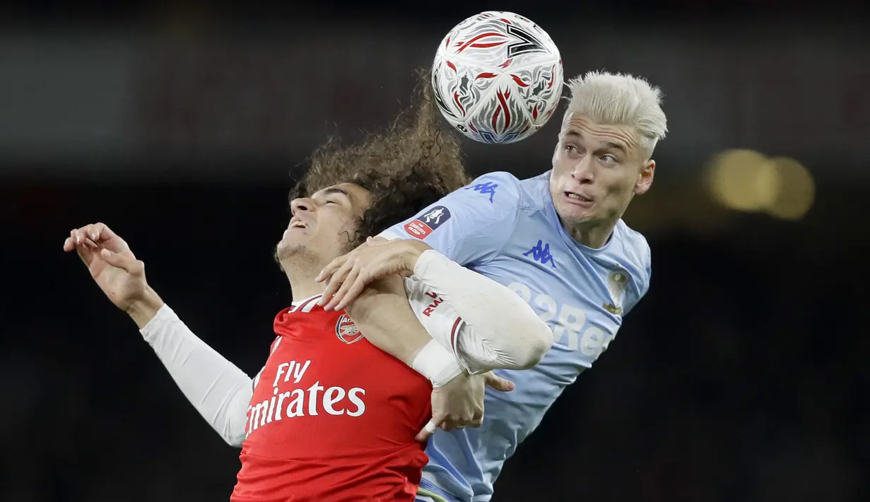 Gelandang Arsenal, Matteo Guendouzi berebut bola udara dengan pemain Leeds United, Ezgjan Alioski pada pertandingan Piala FA di Emirates Stadium, Inggris (6/1/2019). Arsenal menang tipis 1-0 atas Leeds. (AP Photo/Kirsty Wigglesworth)