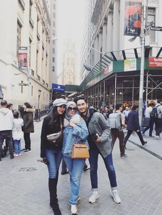 Meski masih sering manja dengan mamanya, Amy Qanita berharap kedepan pelan-pelan anak bungsunya, Syahnaz Shadiqah bisa mandiri bersama keluarga barunya. (Instagram/amy_r_qanita)