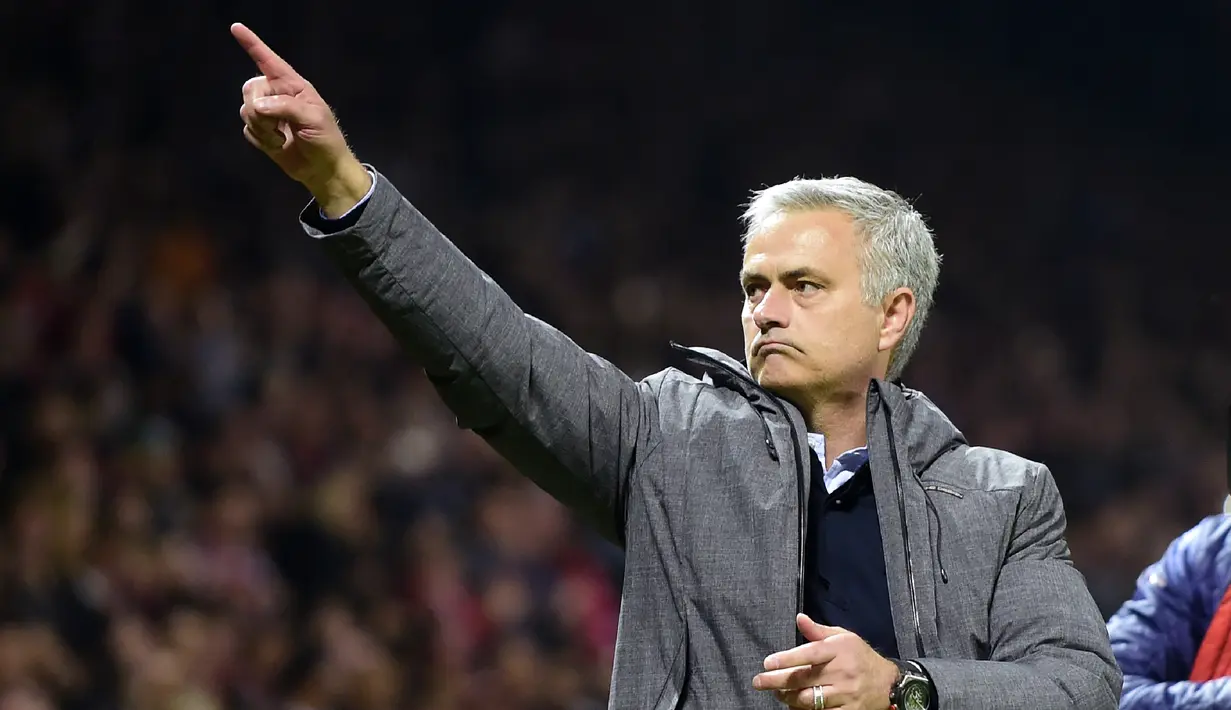MU melangkah ke final Liga Europa setelah menghentikan Celta Vigo dengan agregat 2-1 di leg kedua semifinal Liga Europa di Old Trafford Stadium, Inggris, Jumat (12/5). (AFP/ PAUL ELLIS)