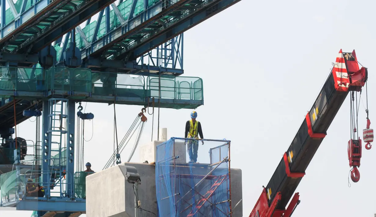 Pekerja menyelesaikan proyek MRT di Kawasan Lebak Bulus, Jakarta, Minggu (12/6). Meski Bulan Ramadan, aktivitas penyelesaian MRT tetap berjalan seperti biasa. (Liputan6.com/Helmi Afandi)