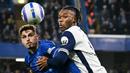 Pemain Chelsea, Pedro Neto (kiri) berebut bola dengan pemain Tottenham Hotspur, Destiny Udogie dalam laga lanjutan Liga Inggris 2024/2025 yang berlangsung di Stamford Bridge, London, Kamis (03/04/2025) waktu setempat. (AFP/Glyn Kirk)
