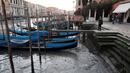 Sejumlah perahu Gondola bersandar di tengah surutnya Grand Canal di laguna Venesia, Italia (29/12). Surutnya kanal ini mengakibatkan Gondola sulit berjalan dan banyak bersandar di pinggir Grand Canal di laguna Venesia, Italia. (REUTERS/Manuel Silvestri)