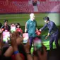 Legenda Manchester United, Ryan Giggs bersiap memulai sesi interaksi bersama para fans berupa tantangan menendang dan menimang bola dalam acara peluncuran kartu kredit Maybank yang berkolaborasi dengan Manchester United di Jakarta Convention Center (JCC), Senayan, Jakarta, Sabtu (18/5/2024). (Bola.com/M Iqbal Ichsan)