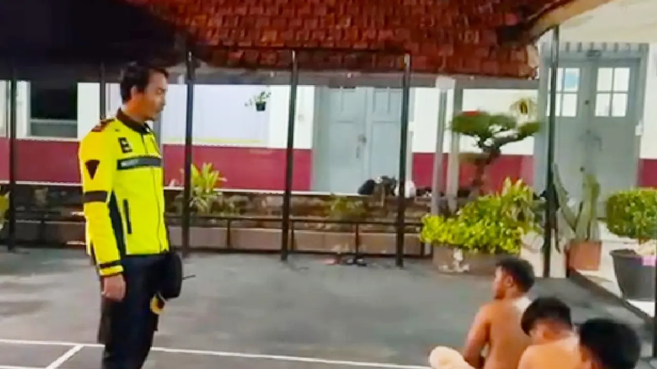Sejumlah remaja ditangkap saat hendak tawuran di Surabaya. (Istimewa)