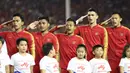 Para pemain Timnas Indonesia U-22 sikap hormat sebelum melawan Vietnam U-22 pada laga final SEA Games 2019 di Stadion Rizal Memorial, Manila, Selasa (10/12). Indonesia kalah 0-3 dari Vietnam. (Bola.com/M Iqbal Ichsan)