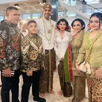Krisdayanti, Amora Lemos, dan Yuni Shara Kenakan Kebaya saat Hadir di Pernikahan Anak Susi Pudjiastuti, Nadine Kaiser. [@krisdayantilemos]