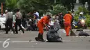 Kantong plastik hitam besar dijadikan penampungan sampah sebelum dibawa ke tempat pembuangan oleh Tim Orange di Silang Tenggara Monas, Jakarta, Jumat (14/10). (Liputan6.com/Helmi Fithriansyah)