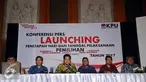 Ketua KPU Husnin Kamil Manik (ketiga kiri) memberikan keterangan Pilkada Serentak 2017 di Jakarta, Senin (15/2/2016). Pilkada akan dilaksanakan Rabu 15 Februari 2017 di 101 daerah, 7 provinsi, 18 kota dan 76 kabupaten. (Liputan6.com/Helmi Fithriansyah)