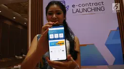 Model menunjukkan aplikasi terbaru E-Contract pada pameran GIIAS 2019 di ICE BSD, Tangerang, Sabtu (20/7/19).  Astra Credit Companies (ACC) meluncurkan E-Contract yang memudahkan pelanggan dan diler melakukan tanda tangan kontrak pembiayaan digital kapan dan di mana saja. (Liputan6.com/Angga Yuniar)