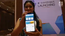 Model menunjukkan aplikasi terbaru E-Contract pada pameran GIIAS 2019 di ICE BSD, Tangerang, Sabtu (20/7/19). Astra Credit Companies (ACC) meluncurkan E-Contract yang memudahkan pelanggan dan diler melakukan tanda tangan kontrak pembiayaan digital kapan dan di mana saja. (Liputan6.com/Angga Yuniar)