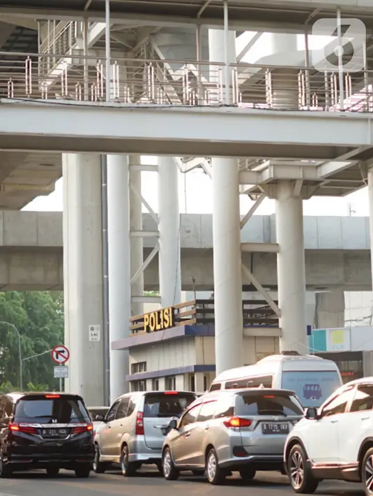 Sejumlah mobil melintas di bawah JPO yang merupakan akses menuju Halte Transjakarta CSW di kawasan Kebayoran Baru, Jakarta Selatan, Rabu (30/10/2019). JPO tersebut dinilai sulit dicapai calon penumpang, khususnya orangtua, anak-anak, dan penyandang disabilitas. (Liputan6.com/Immanuel Antonius)