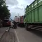 Truk bermuatan besar melewati jalan utama di Kota Palembang (Liputan6.com / Nefri Inge)