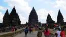 Pengunjung memadati tempat wisata Candi Prambanan di Yogyakarta, Jawa Tengah, Minggu (3/7/14). (Liputan6.com/Andrian M Tunay)
