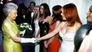 Ini adalah Spice Girls di tahun 1997 saat mereka bertemu dengan Ratu Elizabeth. Mereka mengenakan dress panjang menjuntai. Foto: Website.