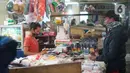 Pedagang mengenakan masker saat melayani pembeli di Pasar Minggu yang kembali buka setelah penutupan selama tiga hari, Jakarta, Selasa (23/6/2020). Sebelumnya, Pasar Minggu ditutup sementara setelah tiga pedagang dinyatakan positif COVID-19. (Liputan6.com/Immanuel Antonius)