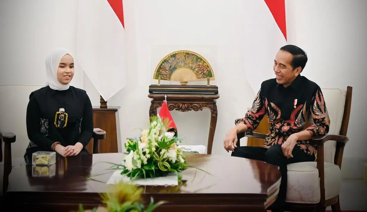 Masih dihadapan awak media, putri juga membuat gelak tawa wartawan. Ia bukan meminta sepeda seperti kebanyakan, tapi meminta dukungan berupa voting untuk dirinya. [Instagram/@jokowi@arianinismaputri]