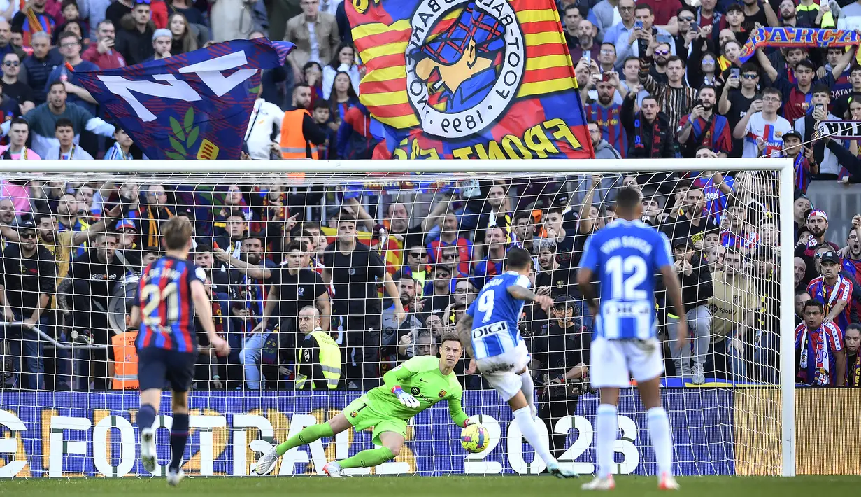 Eksekusi penalti bek Espanyol, Joselu ke gawang Barcelona pada laga Liga Spanyol 2022/2023 di El Camp Nou Stadium, Barcelona (31/12/2022). Espanyol yang bertindak sebagai tamu mampu menjebol gawang Barcelona pada pekan ke-15 dalam laga yang akhirnya tuntas 1-1. Gol Espanyol dicetak via eksekusi penalti Joselu pada menit ke-73. Sementara gol Barcelona dihasilkan Marcos Alonso pada menit ke-7. (AFP/Pau Barrena)