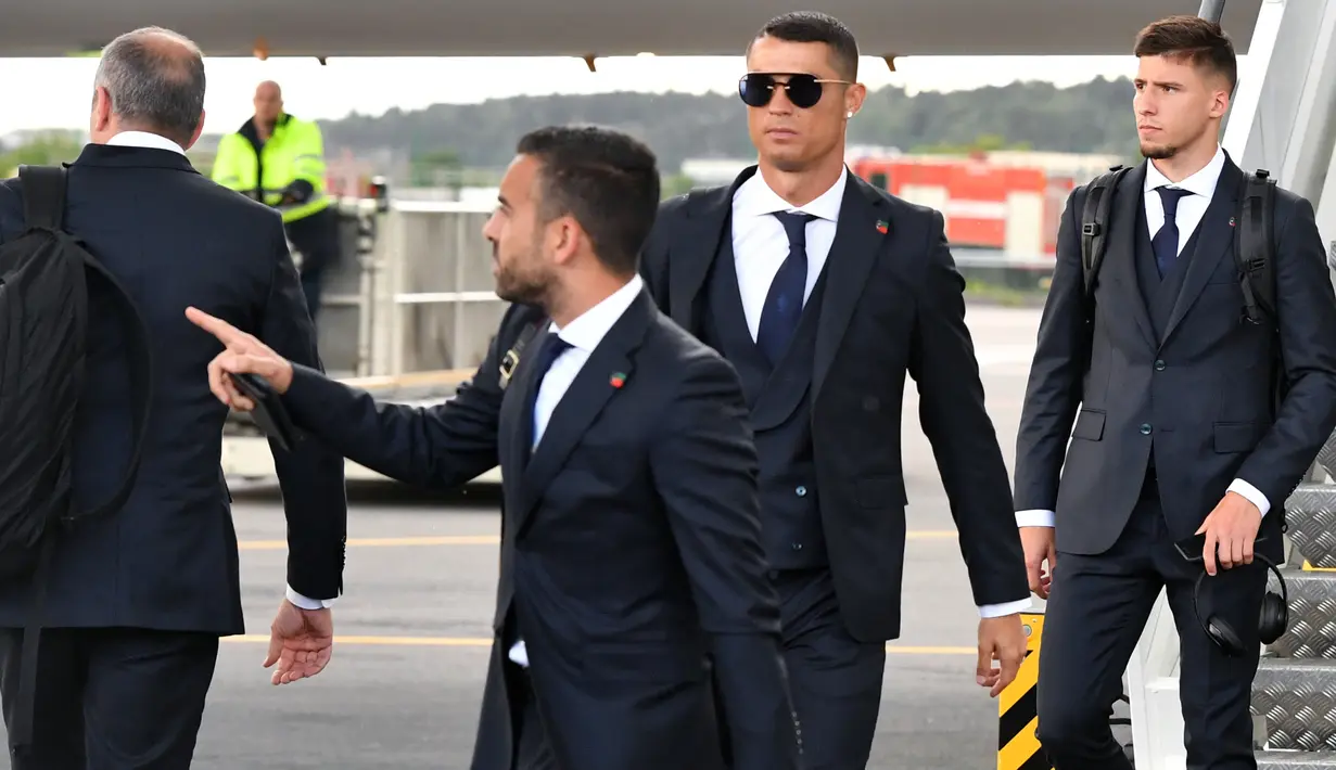 Bintang Portugal, Cristiano Ronaldo, saat tiba di Bandara Zhukovsky, Moskow, Sabtu (9/6/2018). CR 7 akan berjuang bersama Portugal pada ajang Piala Dunia 2018 Rusia. (AFP/Yuri Kadobnov)