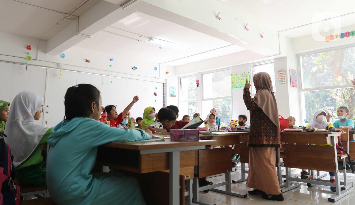 Siswa mengikuti kegiatan belajar di salah satu ruang kelas SDN Ragunan 08 yang termasuk sekolah berkonsep net zero carbon di Jakarta, Kamis (29/9/2022). Atap bangunan dibuat datar agar bisa lebih fleksibel untuk digunakan sebagai tempat bermain, olah raga, urban farming, atau untuk lokasi panel surya. (Liputan6.com/Herman Zakharia)