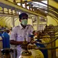 Seorang pekerja medis memantau pasokan tangki oksigen ke berbagai bangsal di sebuah rumah sakit di Lhokseumawe, Aceh, Selasa (7/7/2021). Indonesia memperluas pembatasan untuk memerangi gelombang virus corona COVID-19 yang mematikan. (Azwar Ipank/AFP)
