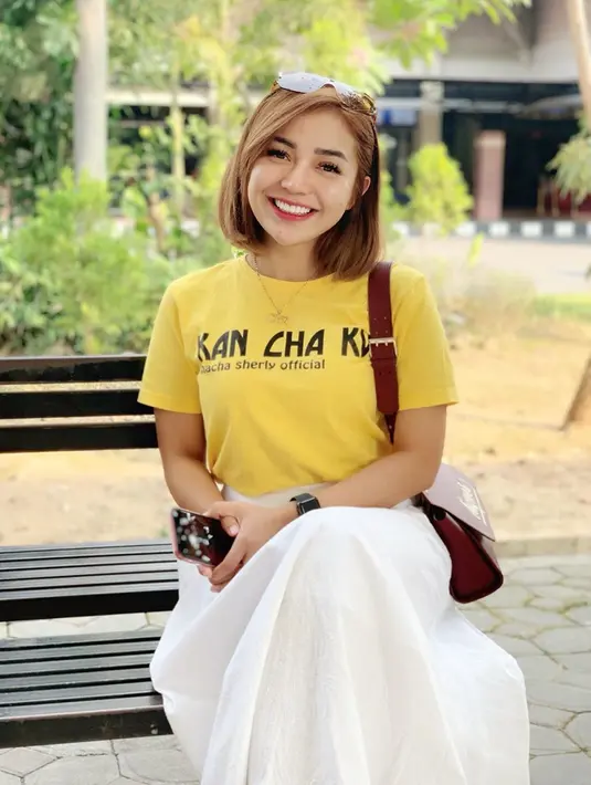 Penampilan kasual Chacha tak selalu menggunkan celana saja. Akan tetapi saat dirinya memadukan rok panjang berwarna putih dengan atasan kaus berwarna kuning ini membuatnya terlihat lebih segar dan ceria. (Liputan6.com/IG/@chacha.sherly)