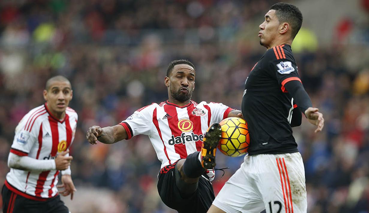 Penyerang Sunderland, Jermain Defoe, berebut  bola dengan bek Manchester United, Chris Smailing, pada laga Liga Inggris di Stadion Light, Inggris, Sabtu (13/2/2016). Sunderland berhasil menaklukan MU 2-1. (Reuters/Phil Noble)