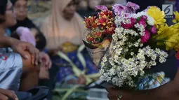 Pedagang bunga untuk hiasan Lebaran mulai ramai di Pasar Peterongan Semarang, Kamis (14/6). Bunga sedap malam menjadi salah satu yang paling digemari warga untuk menghias rumah dalam merayakan Lebaran. (Liputan6.com/Gholib)