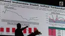 Menko Perekonomian Darmin Nasution saat memberikan paparan dalam pembukaan seminar Komite Ekonomi dan Industri Nasional (KEIN) di Jakarta, Rabu (17/1). Seminar tersebut bertemakan "Mengelolah potensi Ekonomi 2018". (Liputan6.com/Faizal Fanani)