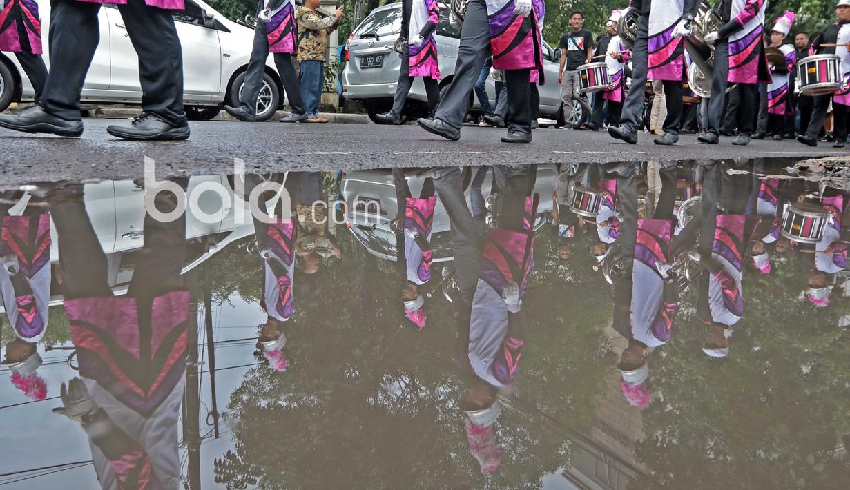 Refleksi tim Marching Band saat mengiringi pemain dan official Persib Bandung mengikuti jalan santai di Stadion Siliwangi, Bandung, Minggu (2/4/2017. Jalan Santai ini merupakan rangkaian dari Peluncuran Tim Persib Bandung. (Bola.com/Nicklas Hanoatubun)