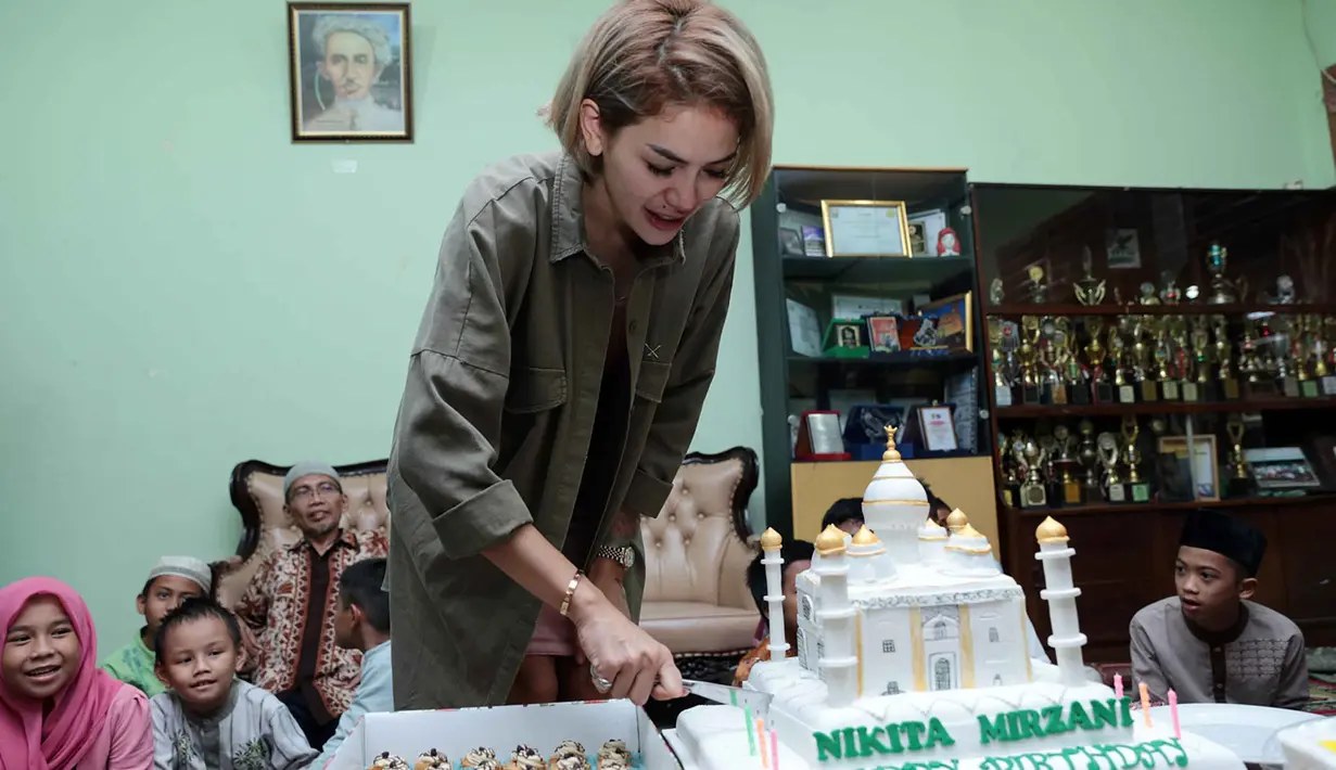 Niat untuk kembali membangun rumah ibadah bagi umat muslim sebagai bentuk rasa syukur atas rezeki yang diberikan oleh Tuhan. Selain itu, diharapkan bisa memberikan pahala baginya. (Deki Prayoga/Bintang.com)