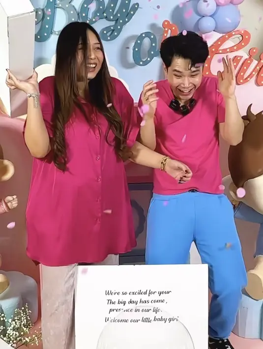 Dalam kesempatan itu, Sisca menggerai rambut panjang belah dua kecoklatannya dengan gaya curly. [@siscakohl]