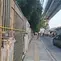 Garis polisi masih membentang di lokasi bentrokan di Jalan Tambak, Kelurahan Pegangsaan, Kecamatan Menteng, Jakarta Pusat, Minggu (26/7/2026). (Liputan6/Rifqy Alief)