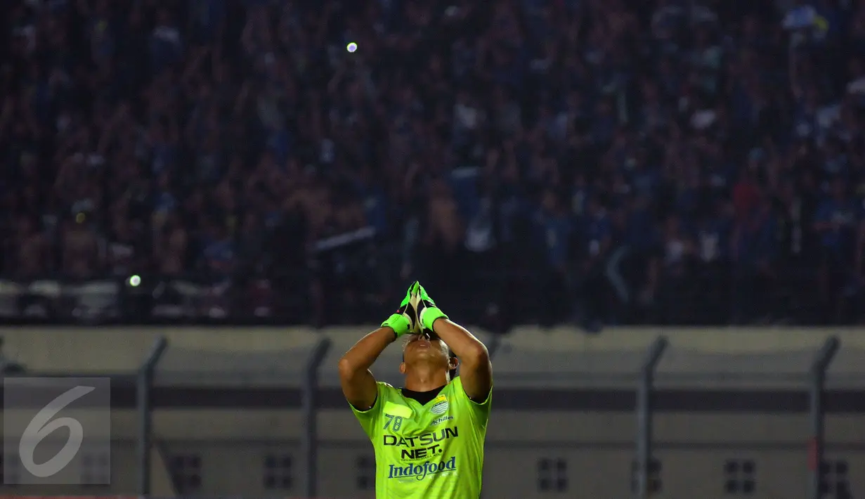 Kiper I Made Wirawan menengadah ke atas saat Persib memastikan unggul 1-0 atas PBFC di laga lanjutan Turnamen Piala Bhayangkara di Stadion Si Jalak Harupat, Bandung, Minggu (20/3/2016). Persib unggul 1-0 atas PBFC. (Liputan6.com/Helmi Fithriansyah)