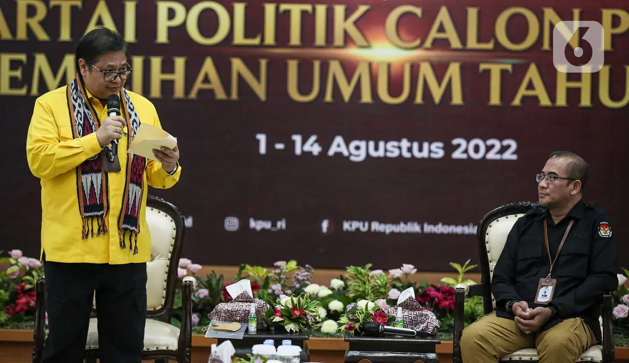 Ketua Umum Golkar Airlangga Hartarto memberikan sambutan saat Pendaftaran Partai Politik Calon Peserta Pemilu tahun 2024 di Gedung KPU, Jakarta, Rabu (10/8/2022). KPU menerima berkas dari 4 partai politik yang mendaftar sebagai calon peserta Pemilu 2024 di hari kesepuluh pendaftaran. (Liputan6.com/Faizal Fanani)