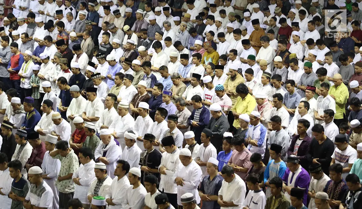 Umat muslim melaksanakan ibadah salat jumat di Masjid Istiqlal, Jakarta, Jumat (15/6). Salat Jumat di Hari Raya Idul Fitri itu diikuti ribuan umat yang memadati ikon mesjid di Ibukota tersebut. (Liputan6.com/Immanuel Antonius)